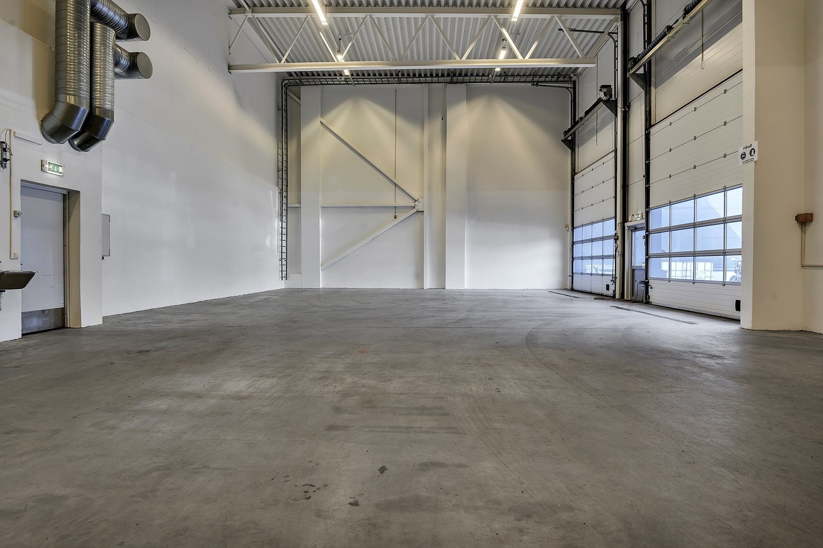 Lokale 1 (gult): Verksted/lager med to kjøreporter - takhøyde 8 meter Galleribilde