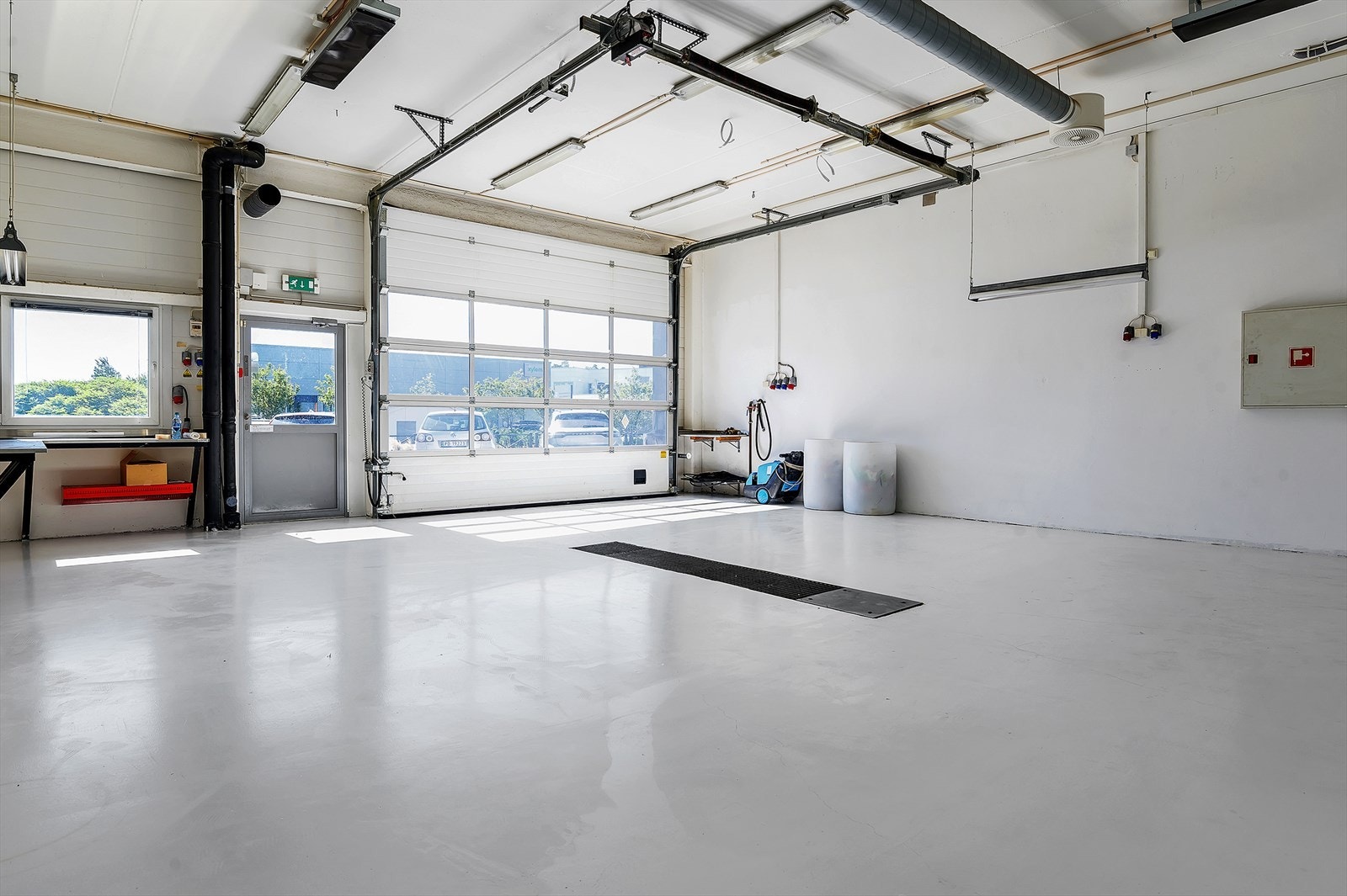 Lokal 2 (blått): Verksted/lager/showroom Galleribilde