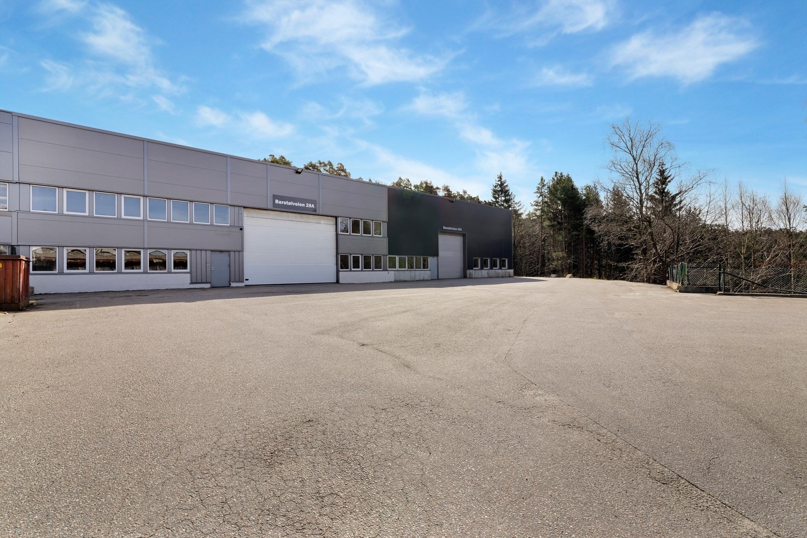 Fasade. God parkeringsdekning og muligheter for utelagring Galleribilde