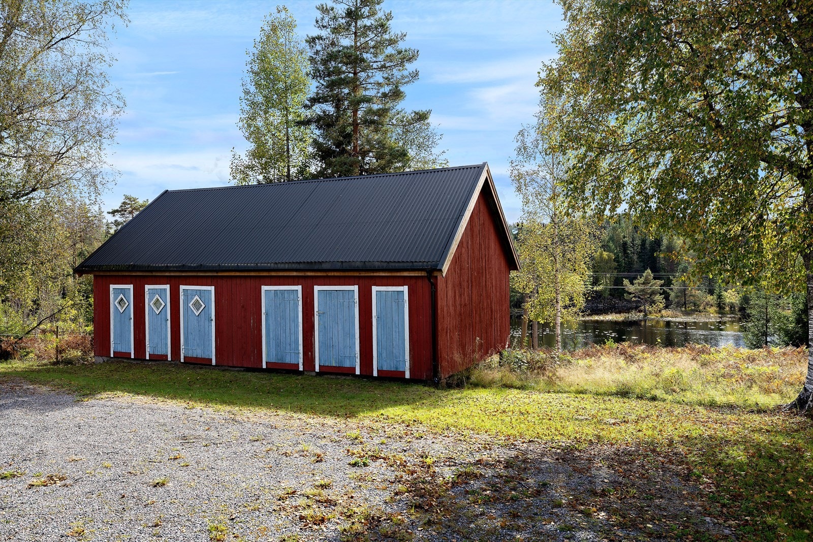 Uthus - tidligere utedoer nå brukt til lagring Galleribilde