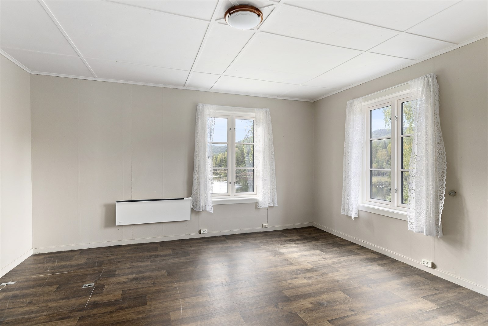 Rom brukst som soverom 2 - vinduer fra 2015 Galleribilde