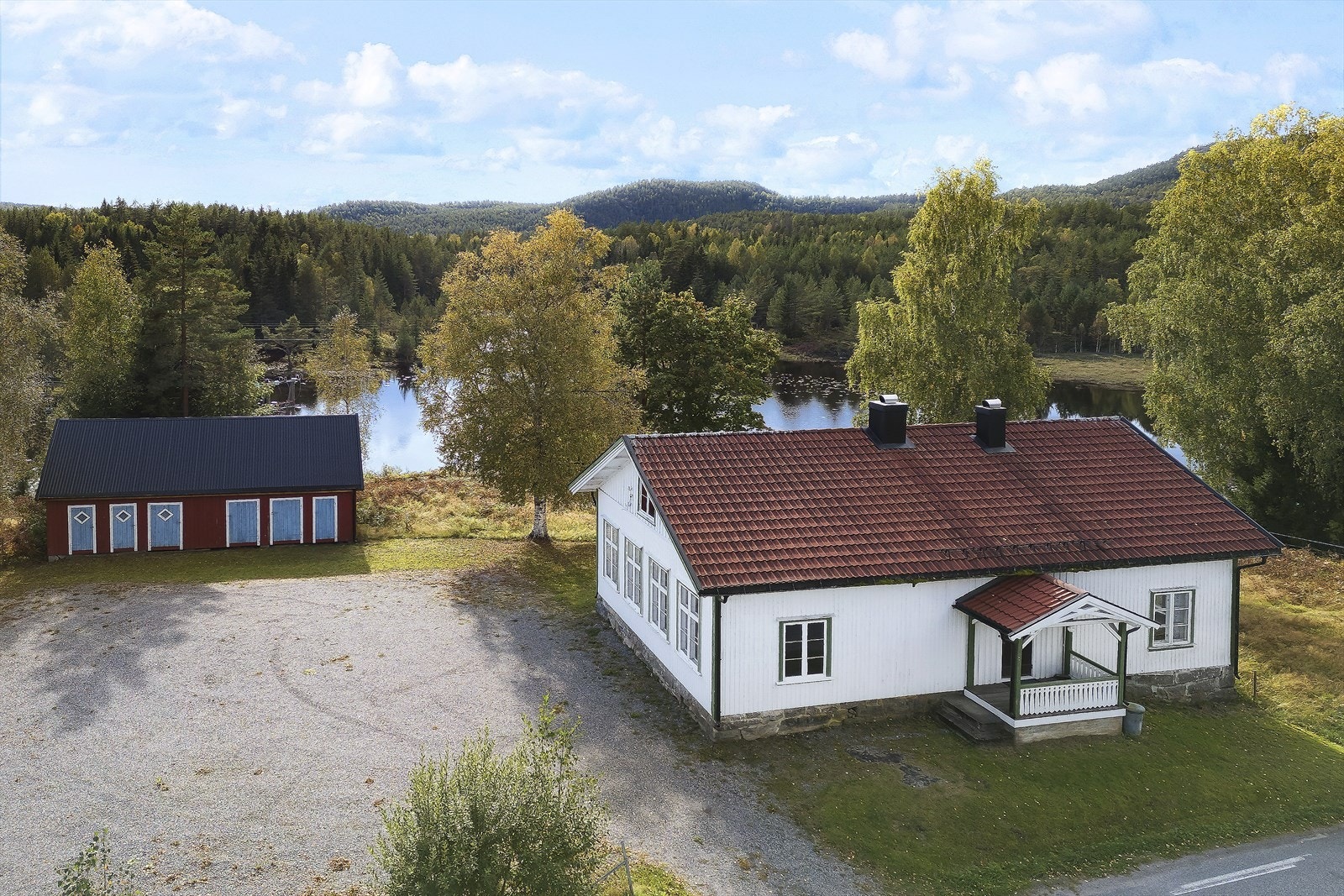 Det står et hovedhus og et uthus på tomten Galleribilde
