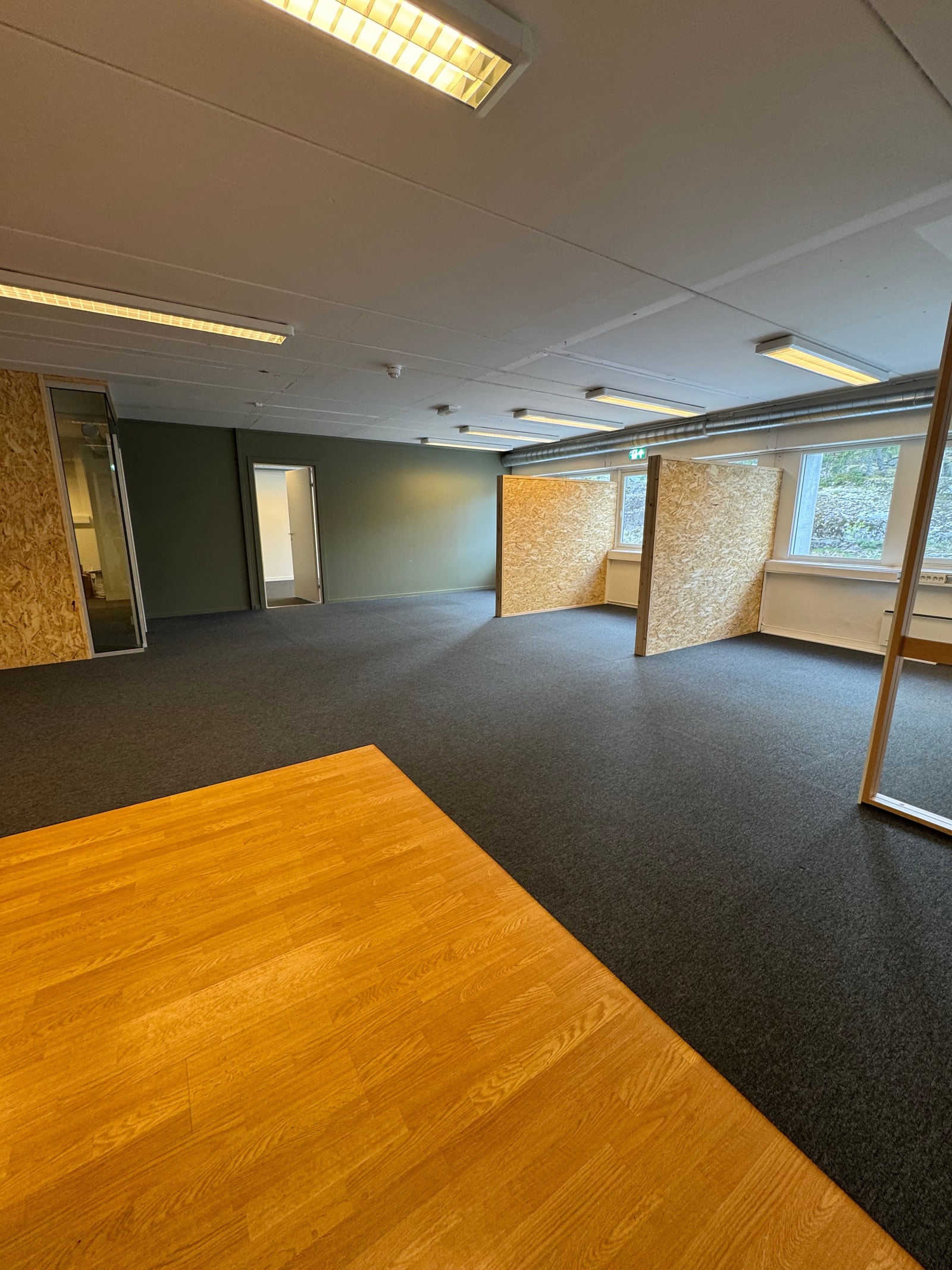 Lokalet er i 2. etasje (122,3kvm) har bad med toalett og dusj, kjøkkenløsning og møterom. (nylig pusset opp) Galleribilde