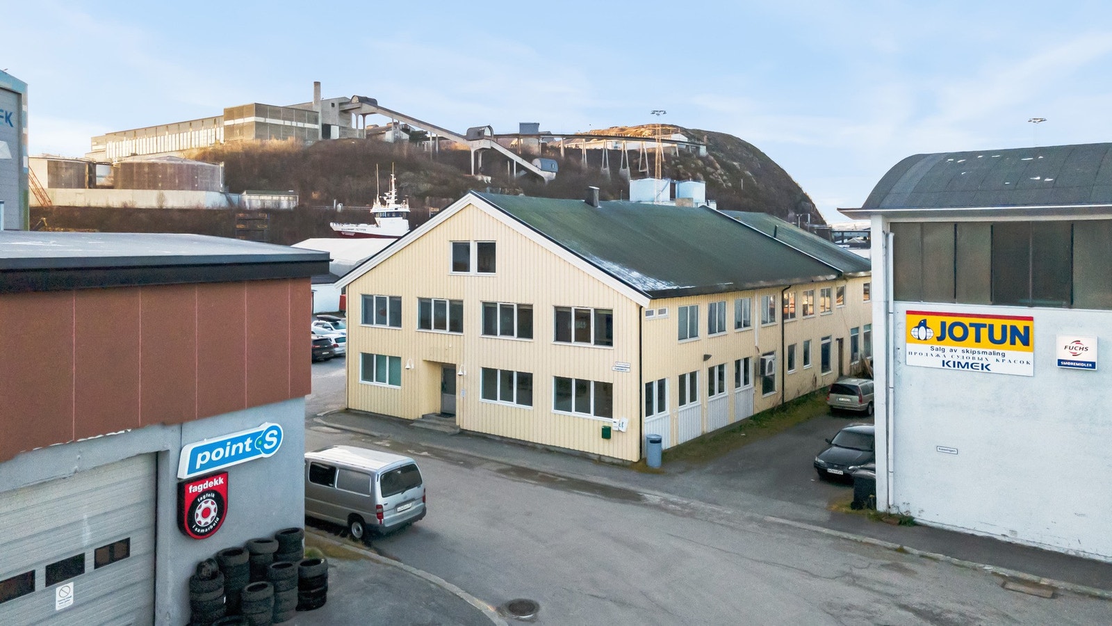 Fasade front. Nærliggende eiendommer er næringsseksjoner. Foto: Silje L. Kvammen Galleribilde