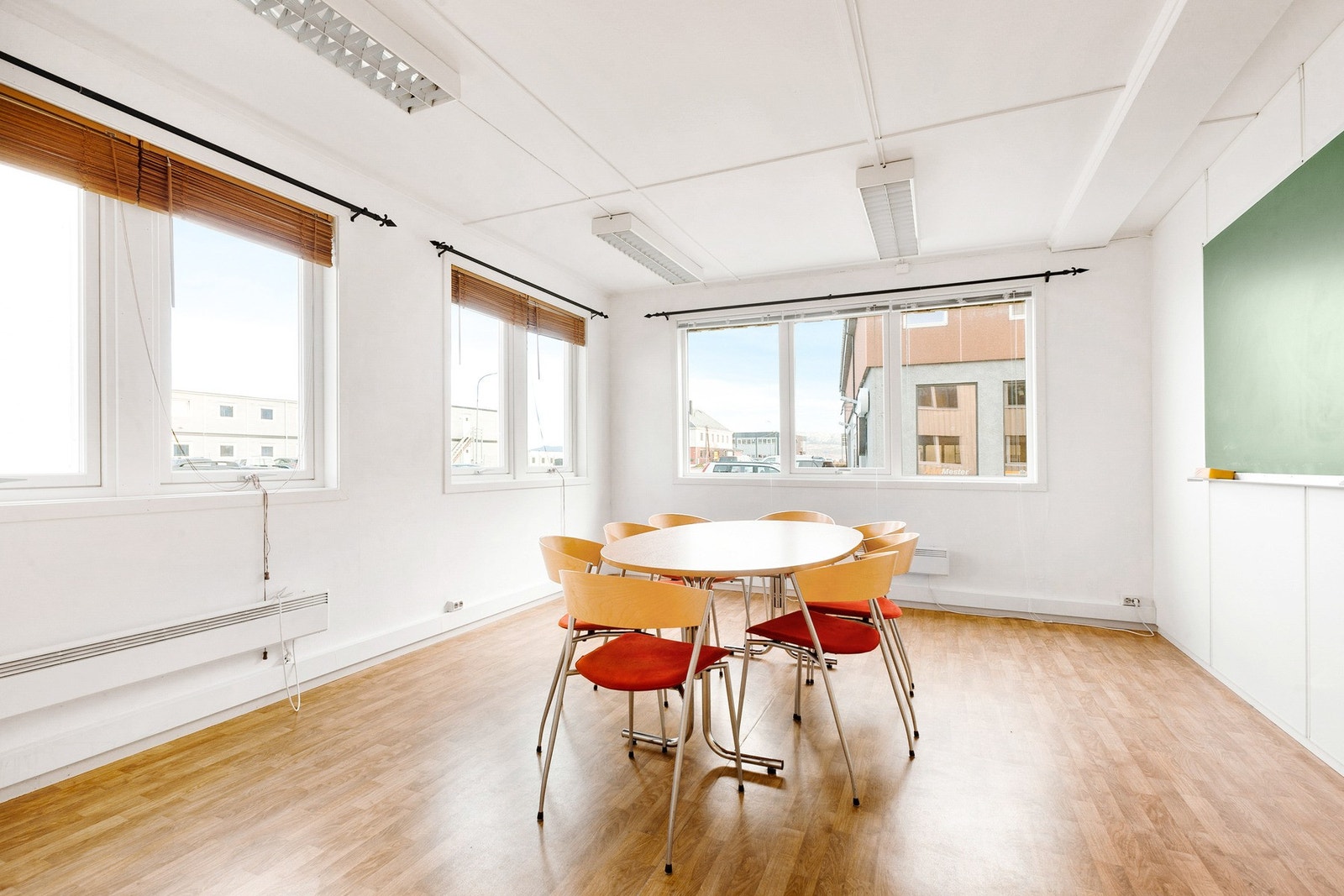 Møterom eller stort kontor. Galleribilde