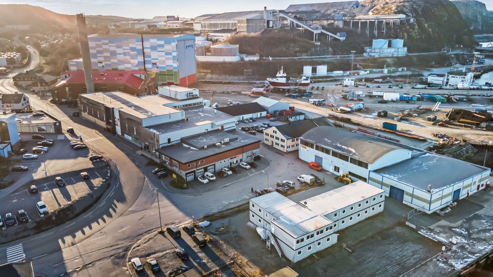 Velkommen til Kaisvigen 4. Eiendommen er like ved Kimek og industri området. Sydvaranger gruver i bakgrun. Galleribilde