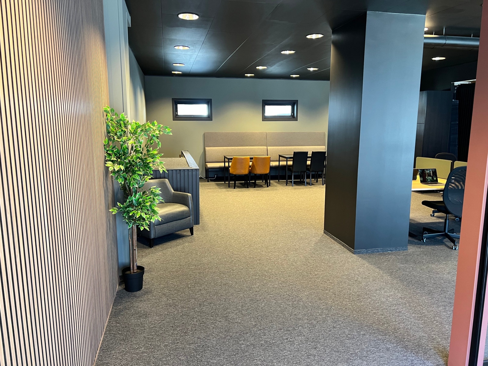 Stilfult inngangsparti, gode profileringsmuligheter på spilevegg Galleribilde