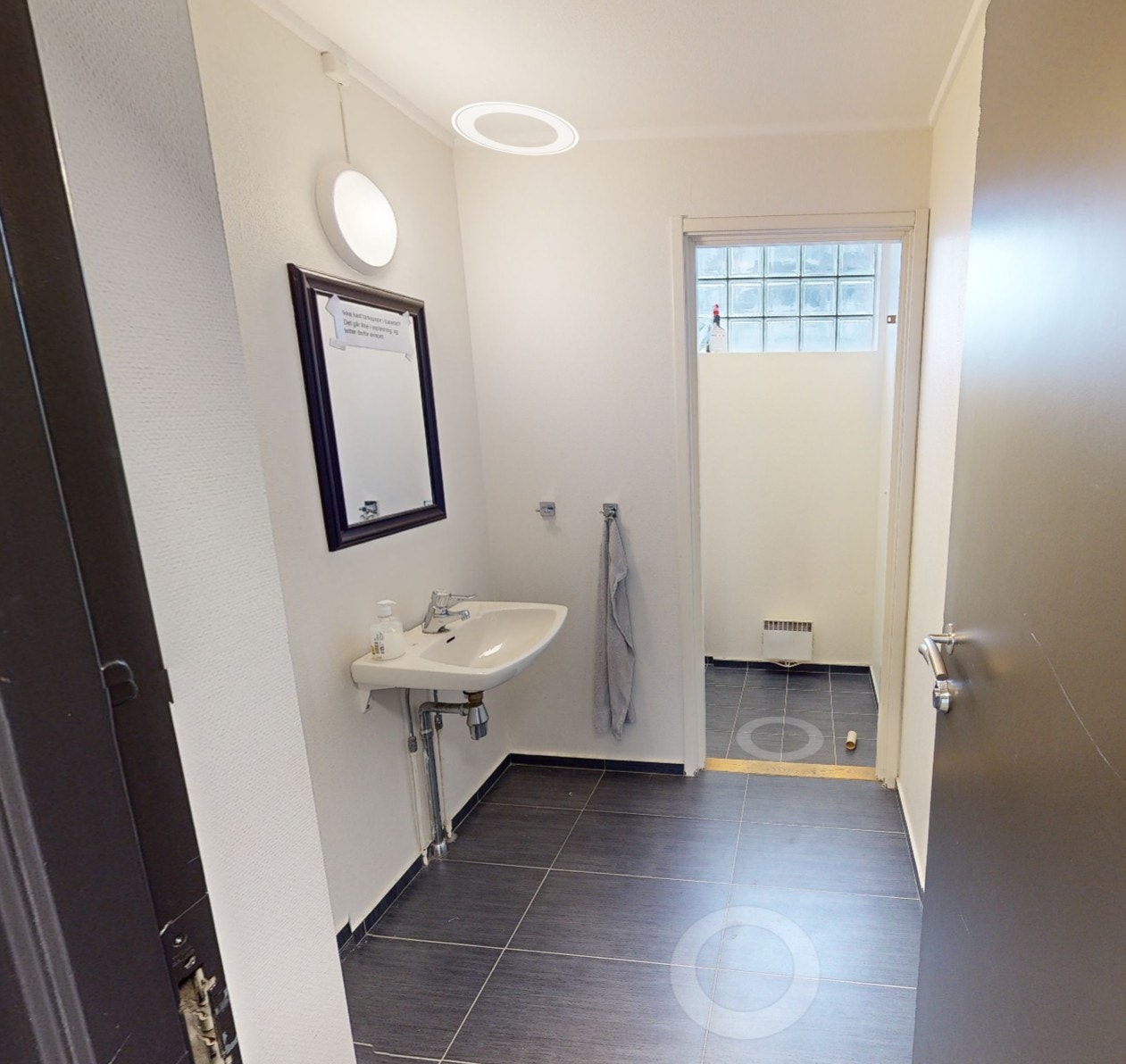 Toalettene ligger i fellesareal mellom de to kontorlokalene Galleribilde