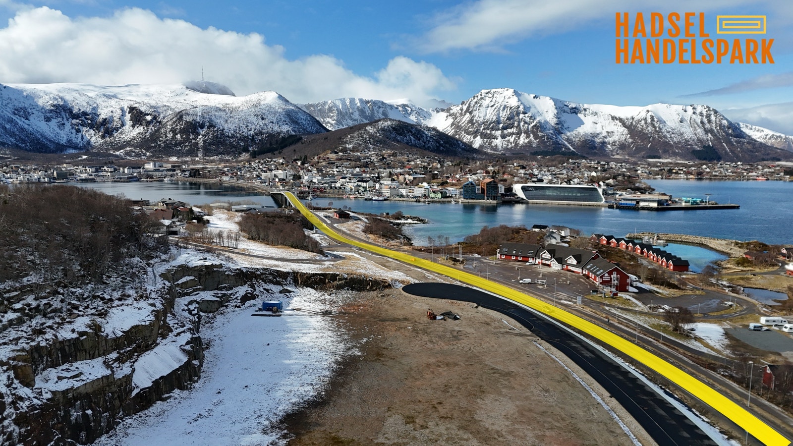 Hadsel Handelspark ligger langs tungt trafikkerte FV82 Galleribilde