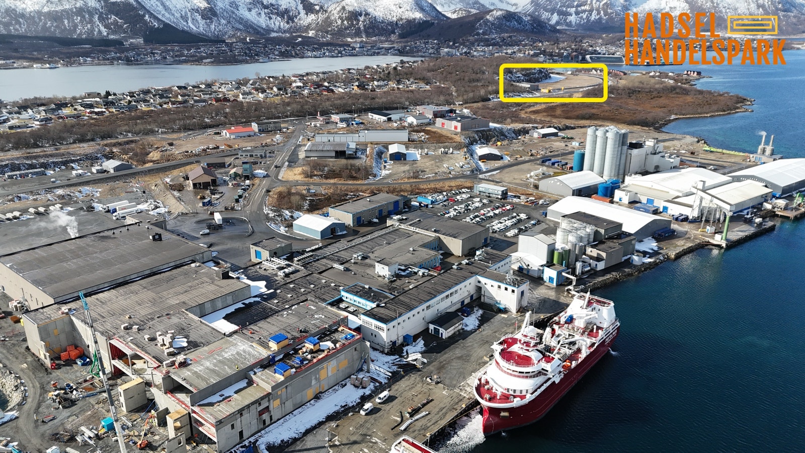 Det er kort vei fra flere av de største arbeidsplassene i regionen; blant annet Nordlaks, Skretting, Norengros Helseservice og utbyggingen som pågår i Stokmarknes Miljøhavn! Galleribilde