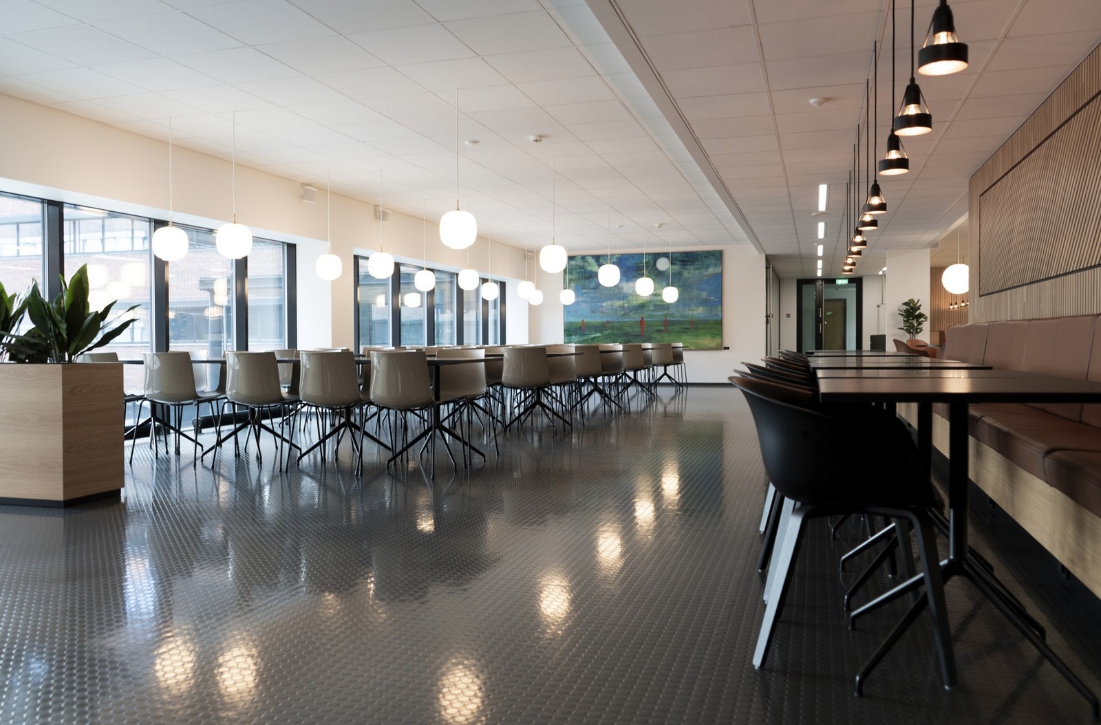 Nyt deilig lunsj i SPIR 37 - ny den personalrestauranten i nabobygget. Galleribilde