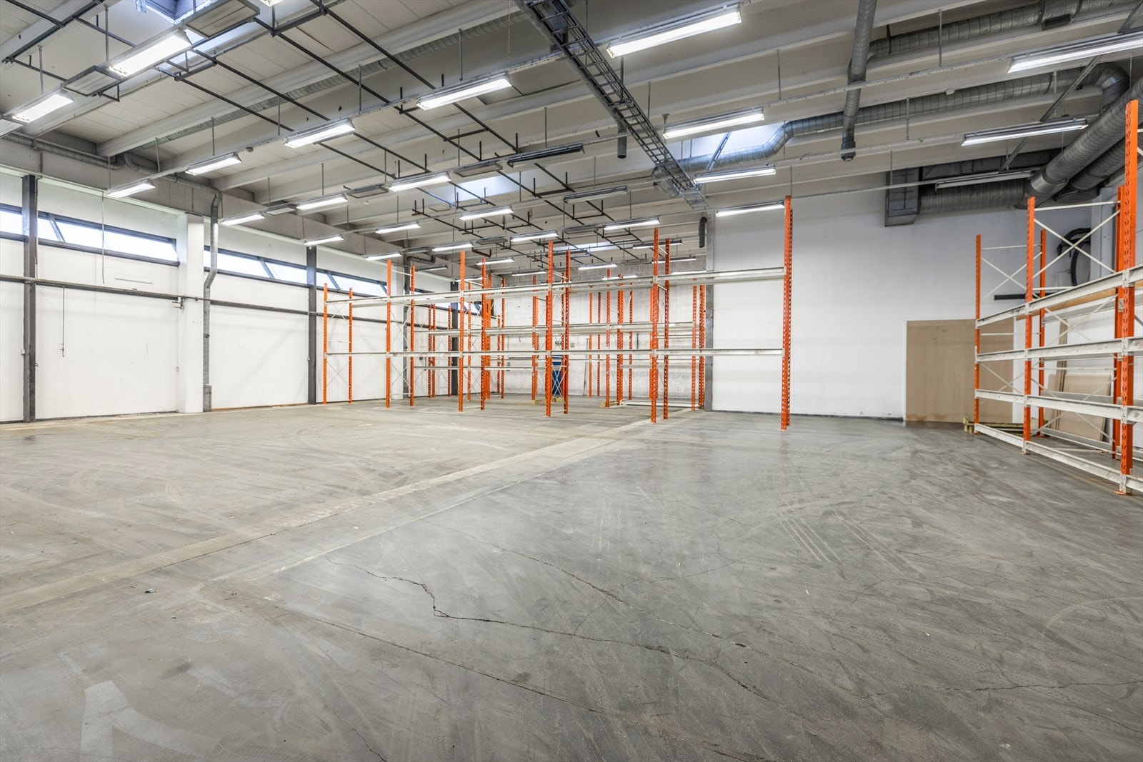 Lager- og produksjonshall med opptil 6,5 meters takhøyde. Galleribilde