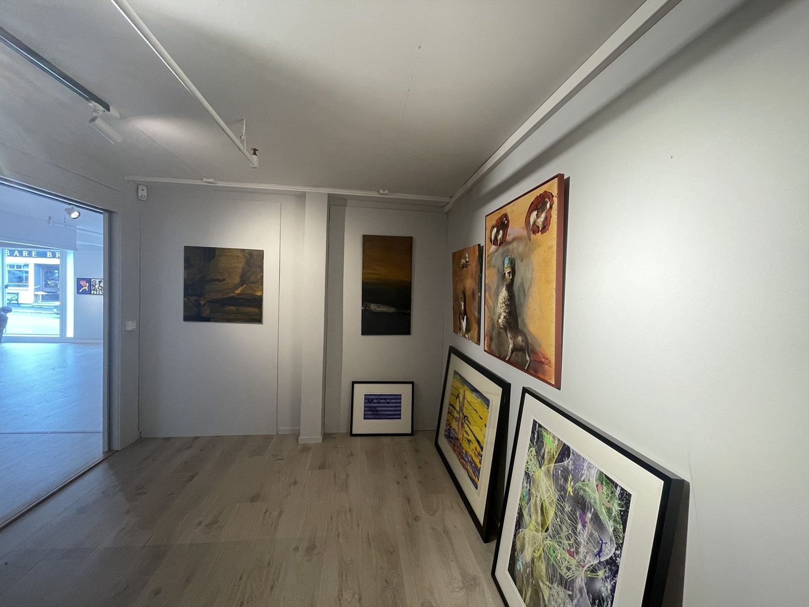 Tidligere kontorer - Glassvegger mellom kontorer er nå synlige etter fotografering ble gjort - Sprinkelanlegg i begge etasjer Galleribilde