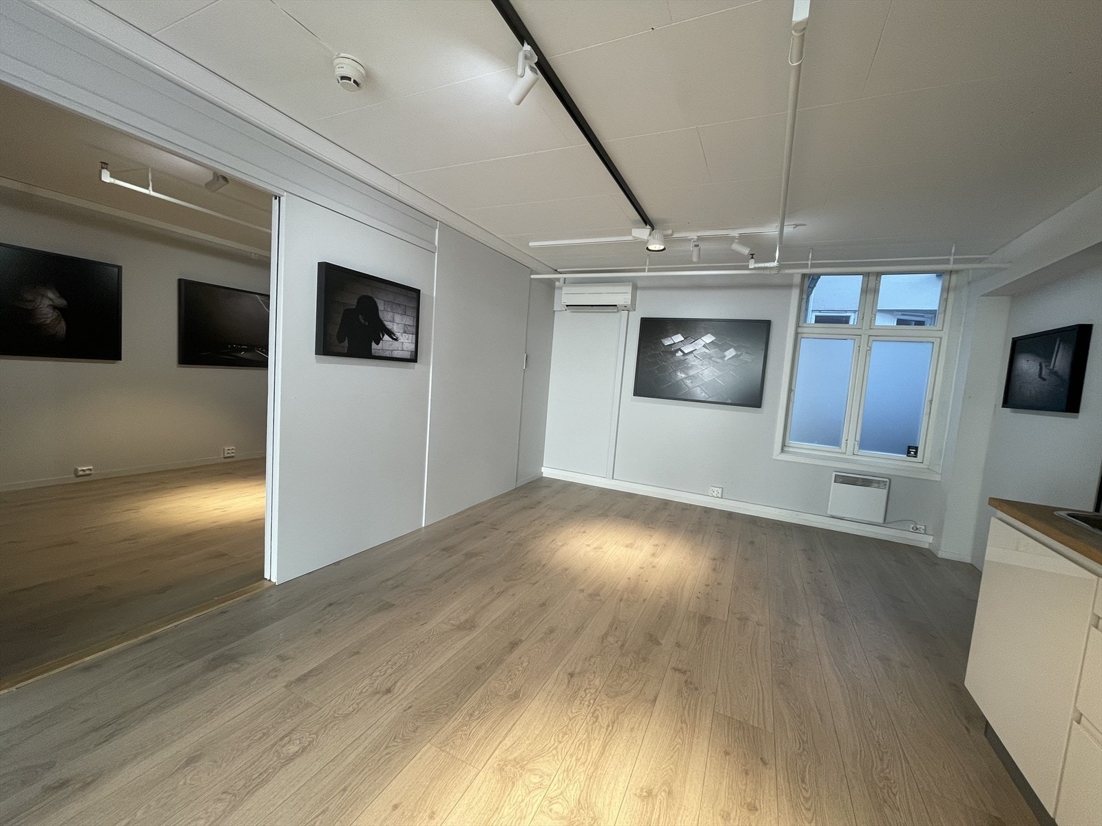 Fint gjennomlys i lokalene, vinduer mot bakgården og mot gaten Galleribilde