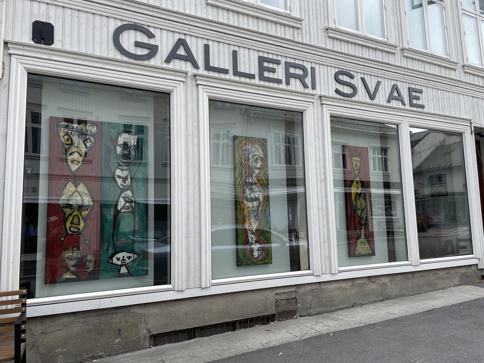 Flott eksponering mot gaten - Godt med offentlig parkering i umiddelbar nærhet Galleribilde