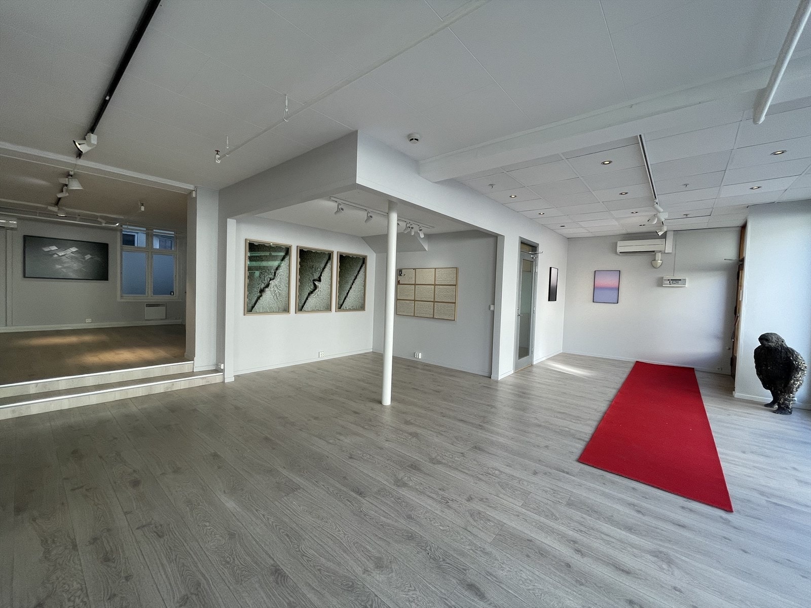 Luftig og fine lokaler - Vinduer mot gaten og mot bakgården Galleribilde