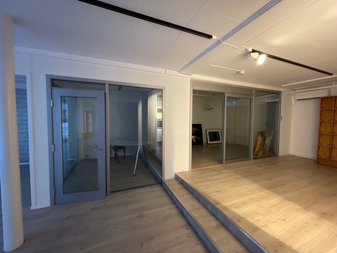 Glassvegger mellom kontorer er nå synlige etter fotografering ble gjort, tildekking er fjernet Galleribilde