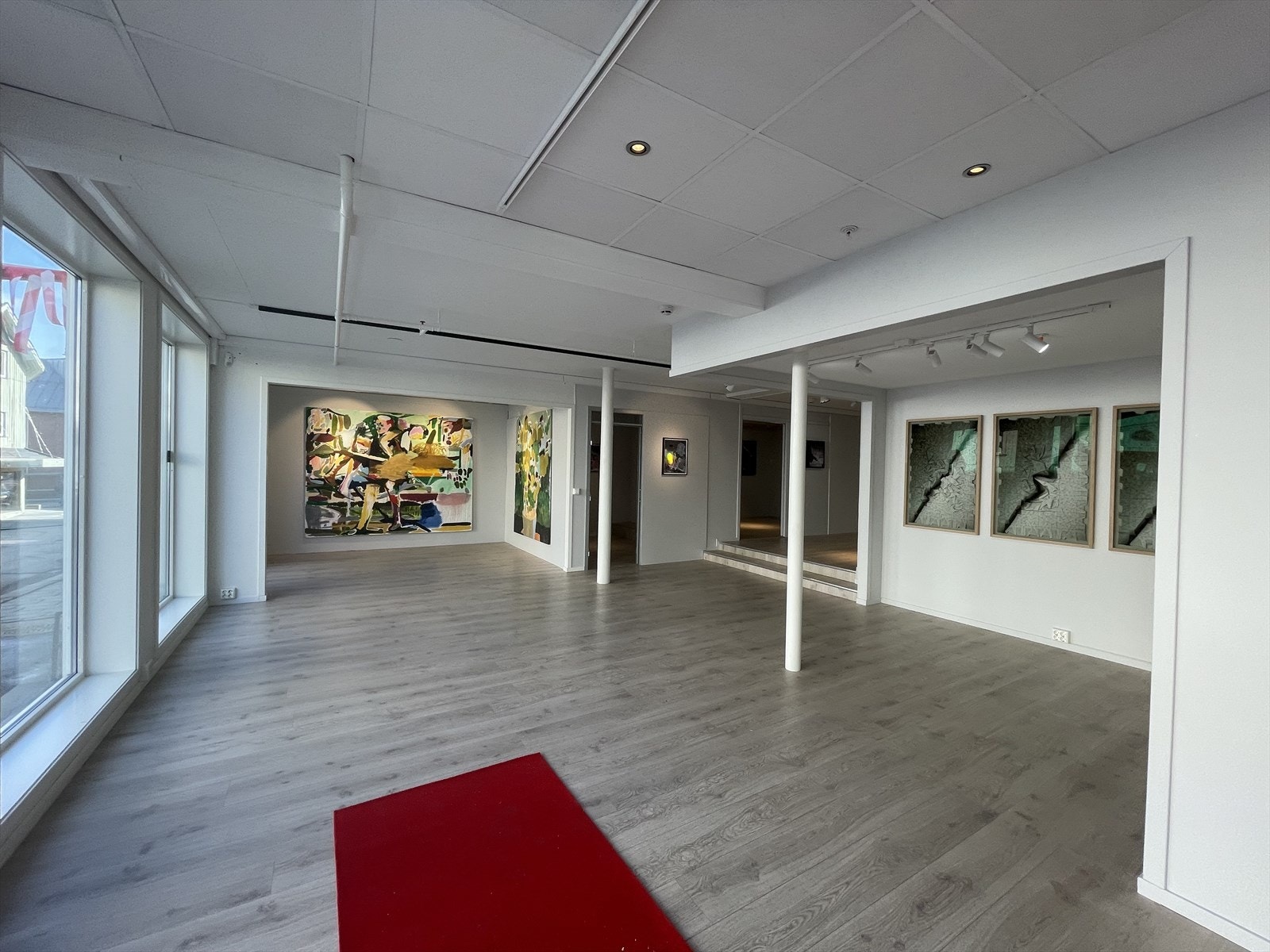 Lyse og luftige lokaler med store vinduer -Glassvegger mellom kontorer er nå åpnet etter fotografering ble gjort Galleribilde