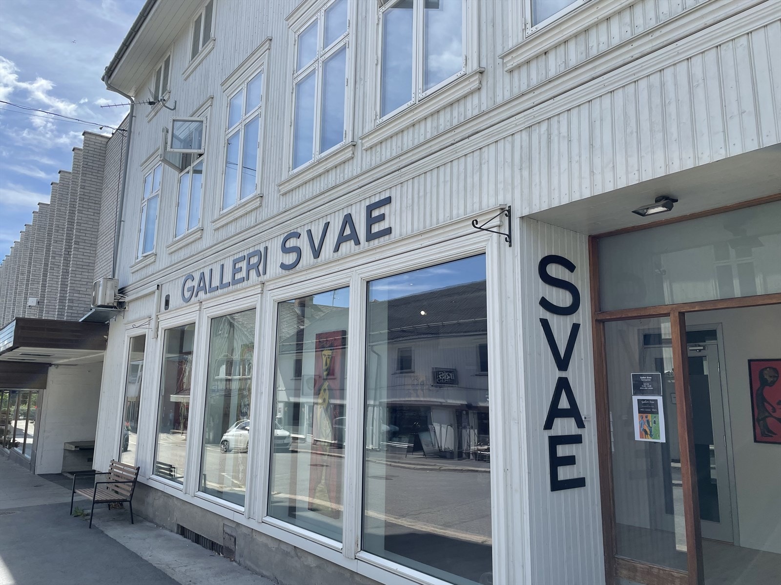 Rett ved gågata - Offentlig parkering rett utenfor døra - Inngang på bakkeplan - Velholdt/ oppgradert bygning Galleribilde