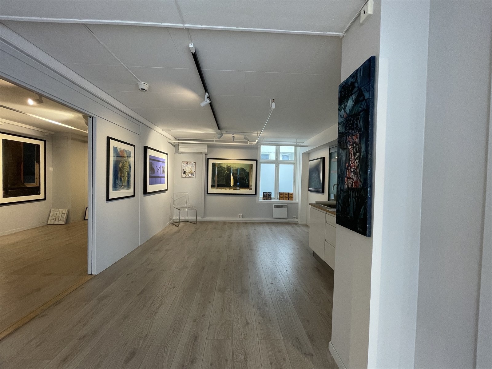 Lokalene har tidligere blitt benyttet til kontorer - Glassvegger og dører er nå synlig ( tildekking er fjernet ) Galleribilde