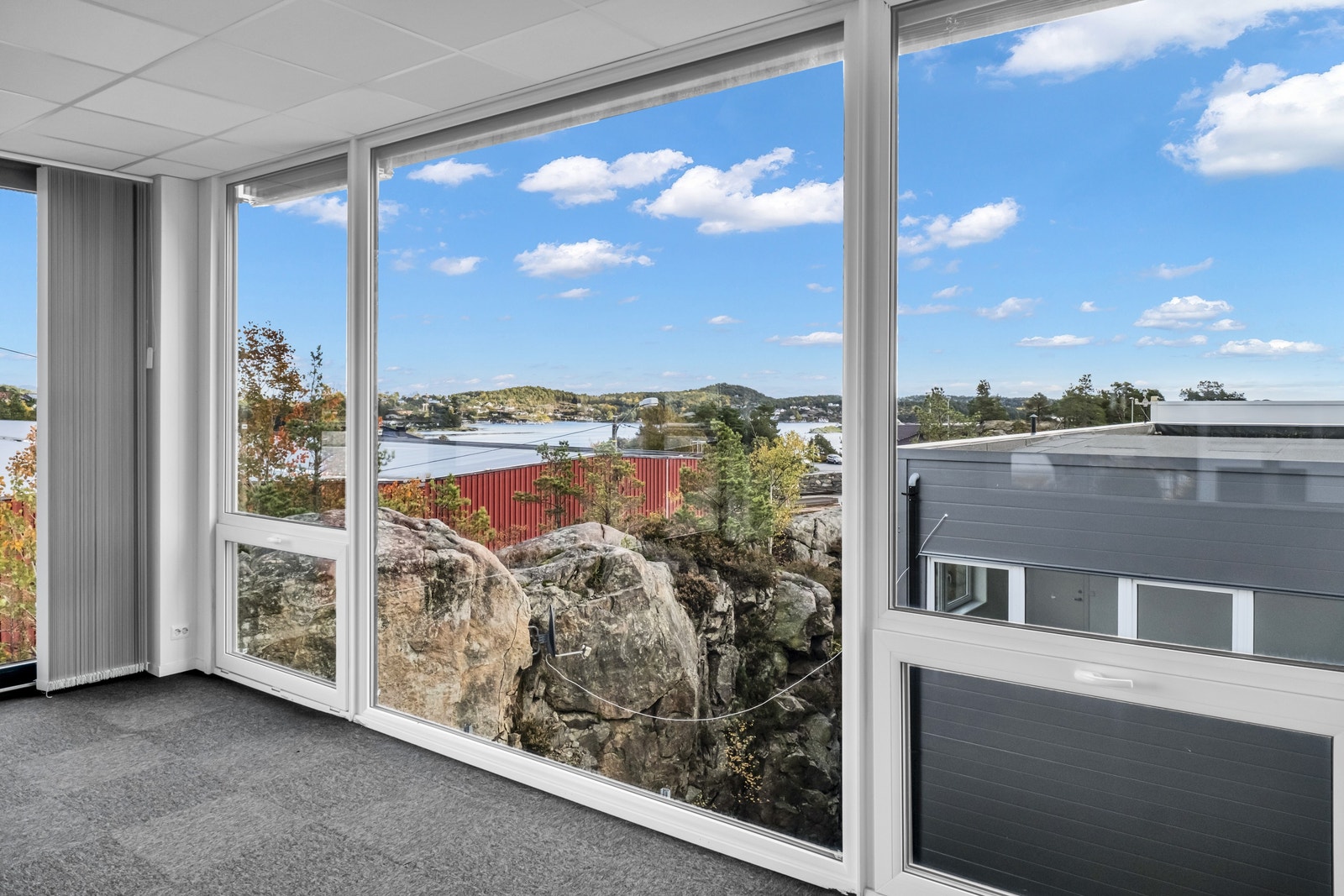 Store vinduer som gir mye dagslys. Galleribilde