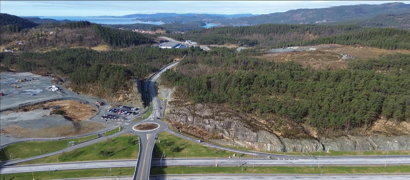 Oversiktsbilde, avkjørsel skiltet med Drange. Galleribilde