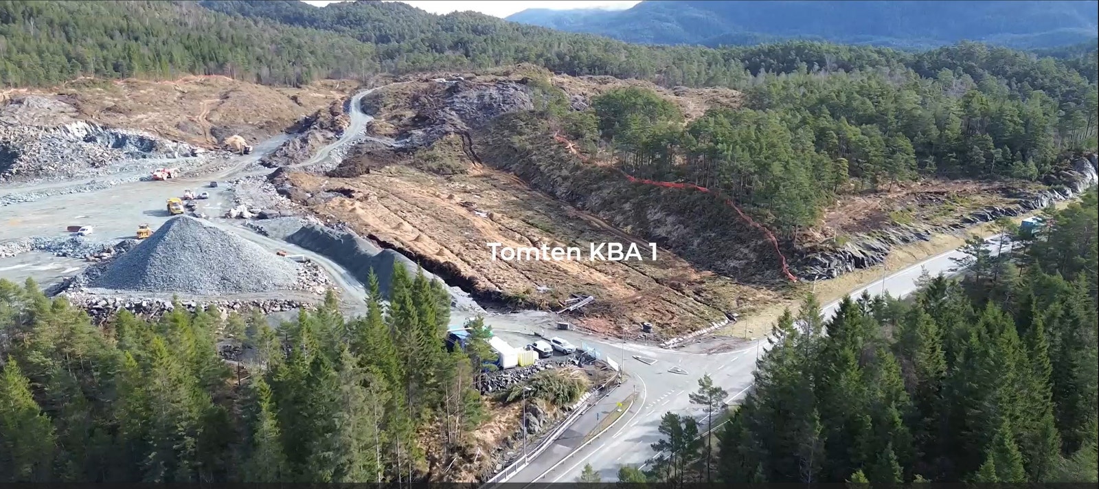 12 mål store tomten, med naturlig fall i terrenget gir spennende utviklingsmuligheter. Galleribilde