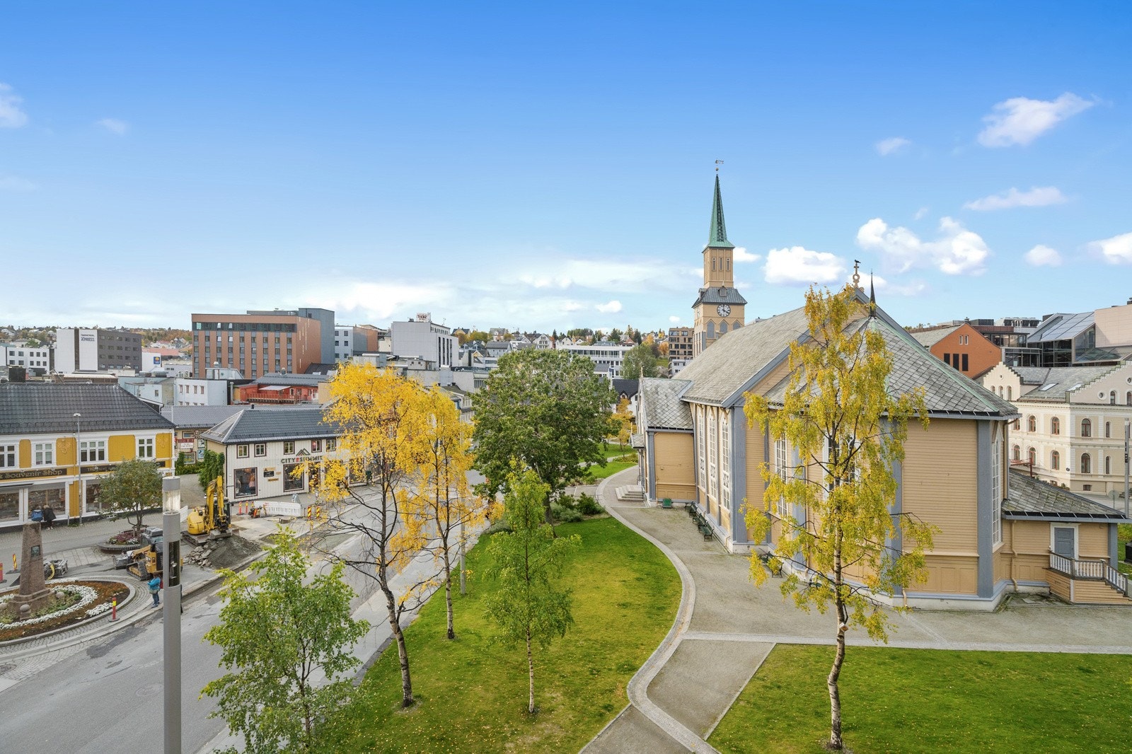 Bygget ligger like ved kirkeparken. Galleribilde