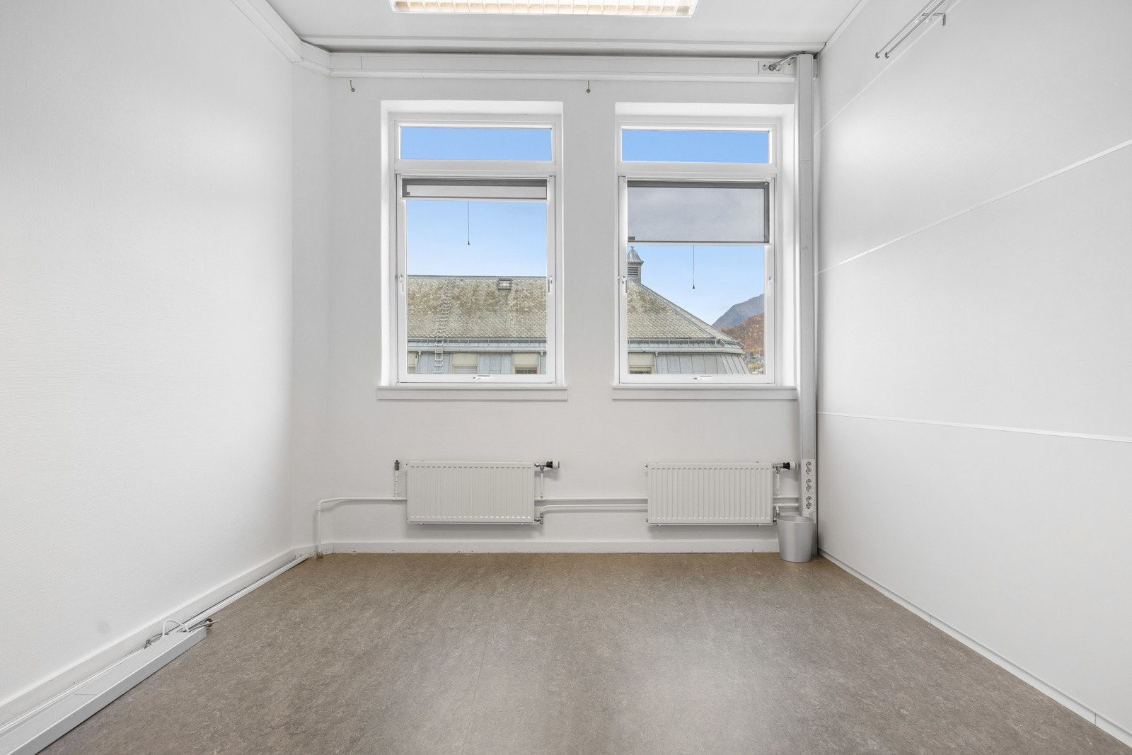 Kontoret har god takhøyde og er større enn bildet klarer å få frem. Galleribilde