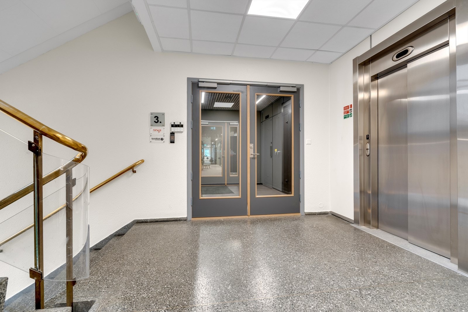 Romslig trappeoppgang med heis Galleribilde