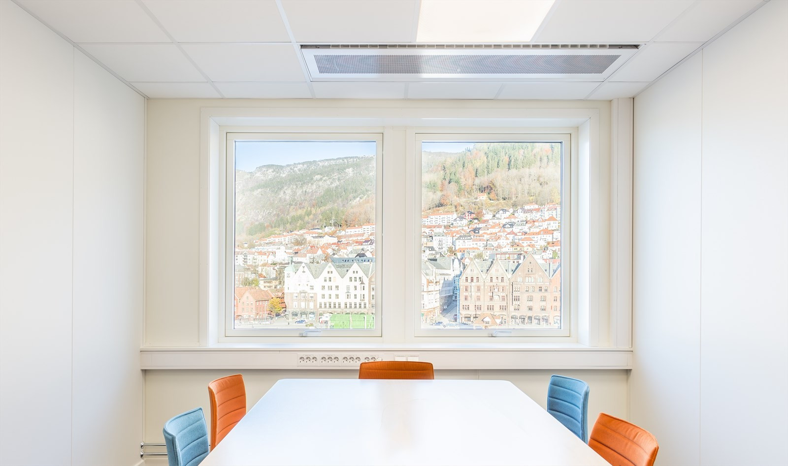 Store deler av de ledige lokalene har flott utsikt utover Vågen, Bryggen og byfjellene. BTA ca. 1200 - 3600 m².