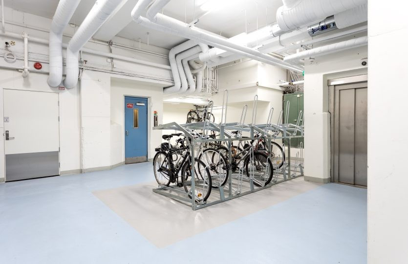 Felles sykkelparkering i 1. etg. med tilhørende garderober med dusj.