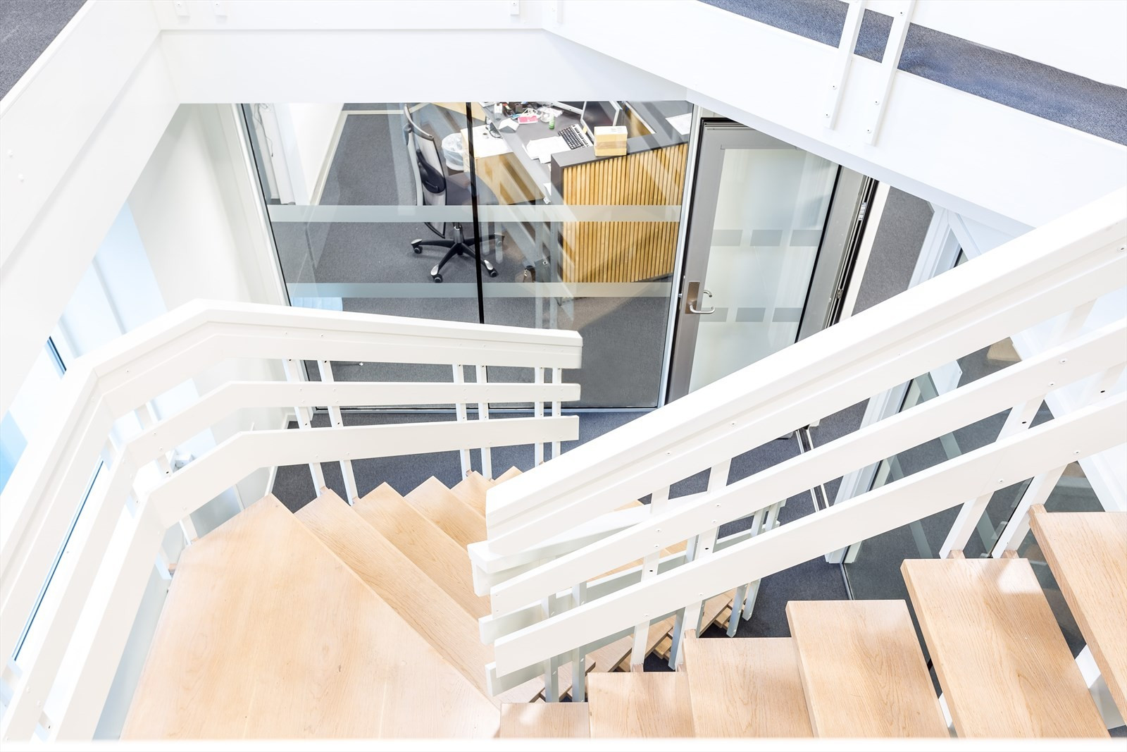 Etasjene er budet sammen via interntrapp om det er ønskelig å leie hele arealet, BTA ca. 3600 m² eller om det er ønskelig å leie deler av arealet fra BTA 1200 m².