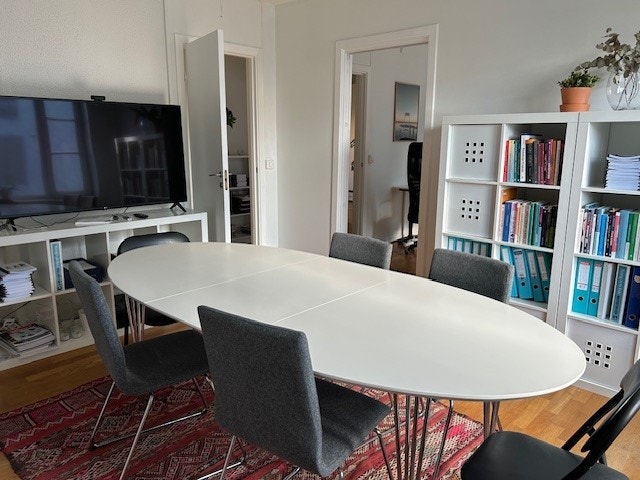 Møterom mot gang og stort kontor. Galleribilde