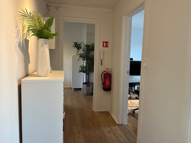Gang med inngang til to kontorer, samt toalettrom. Galleribilde