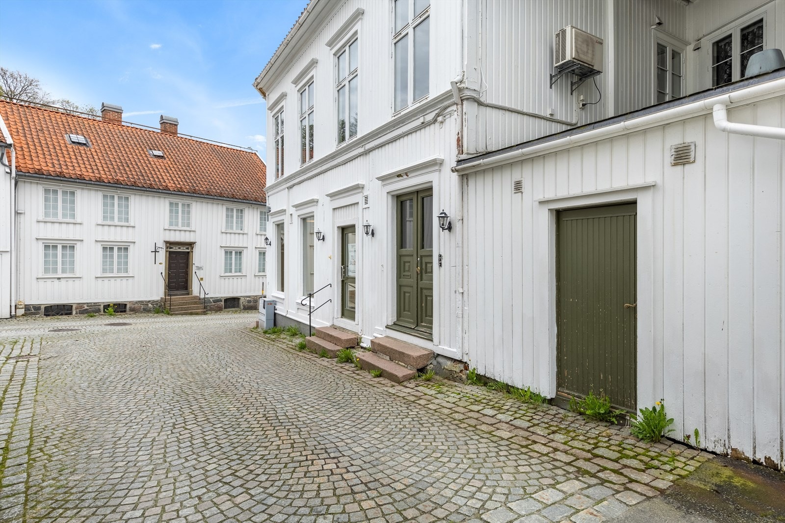 Næringsseksjonen er en del av et sameie med 1 næringsseksjon til og 5 leiligheter. Galleribilde