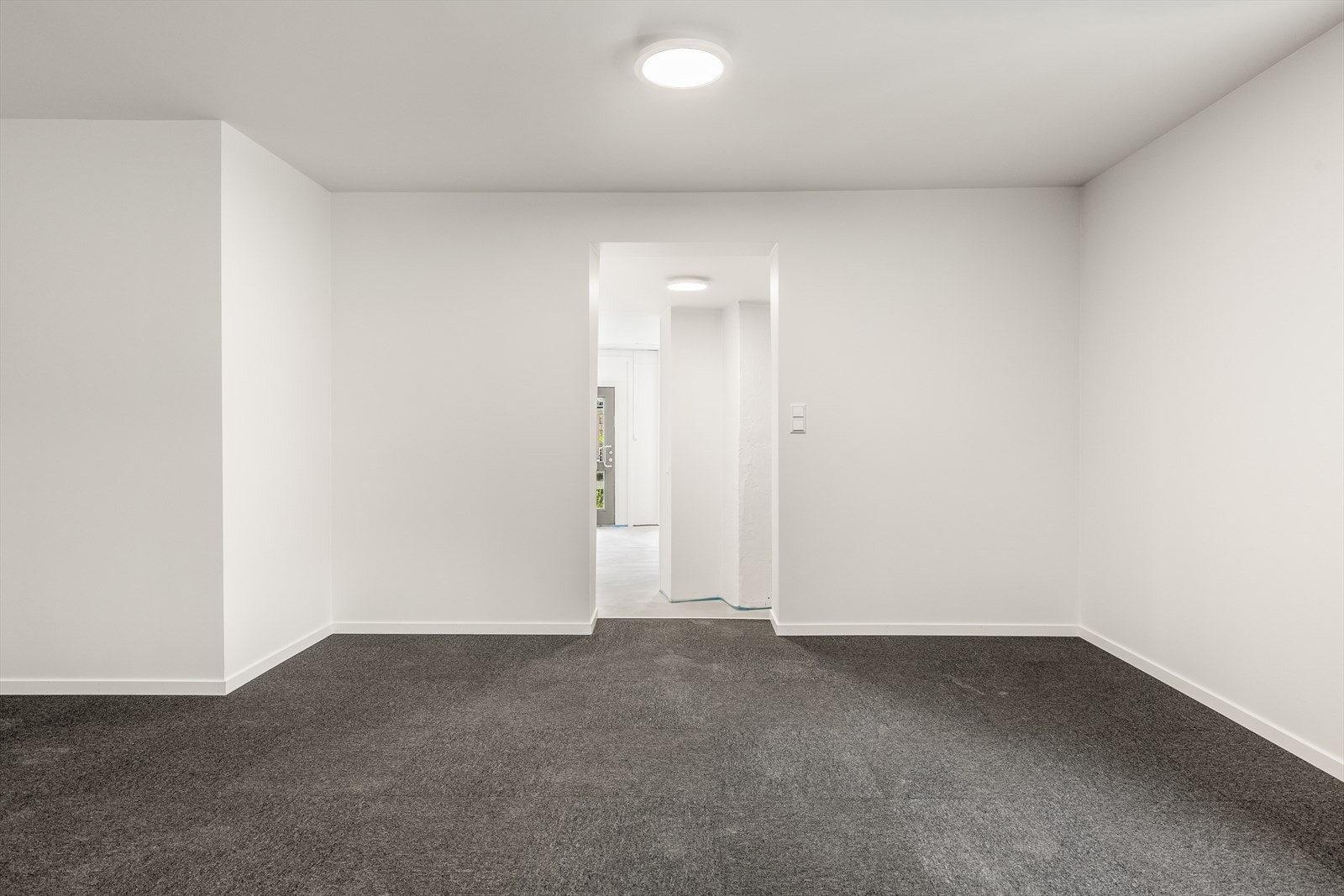 Det er tilstøtende lokaler til butikken med flere muligheter. Galleribilde