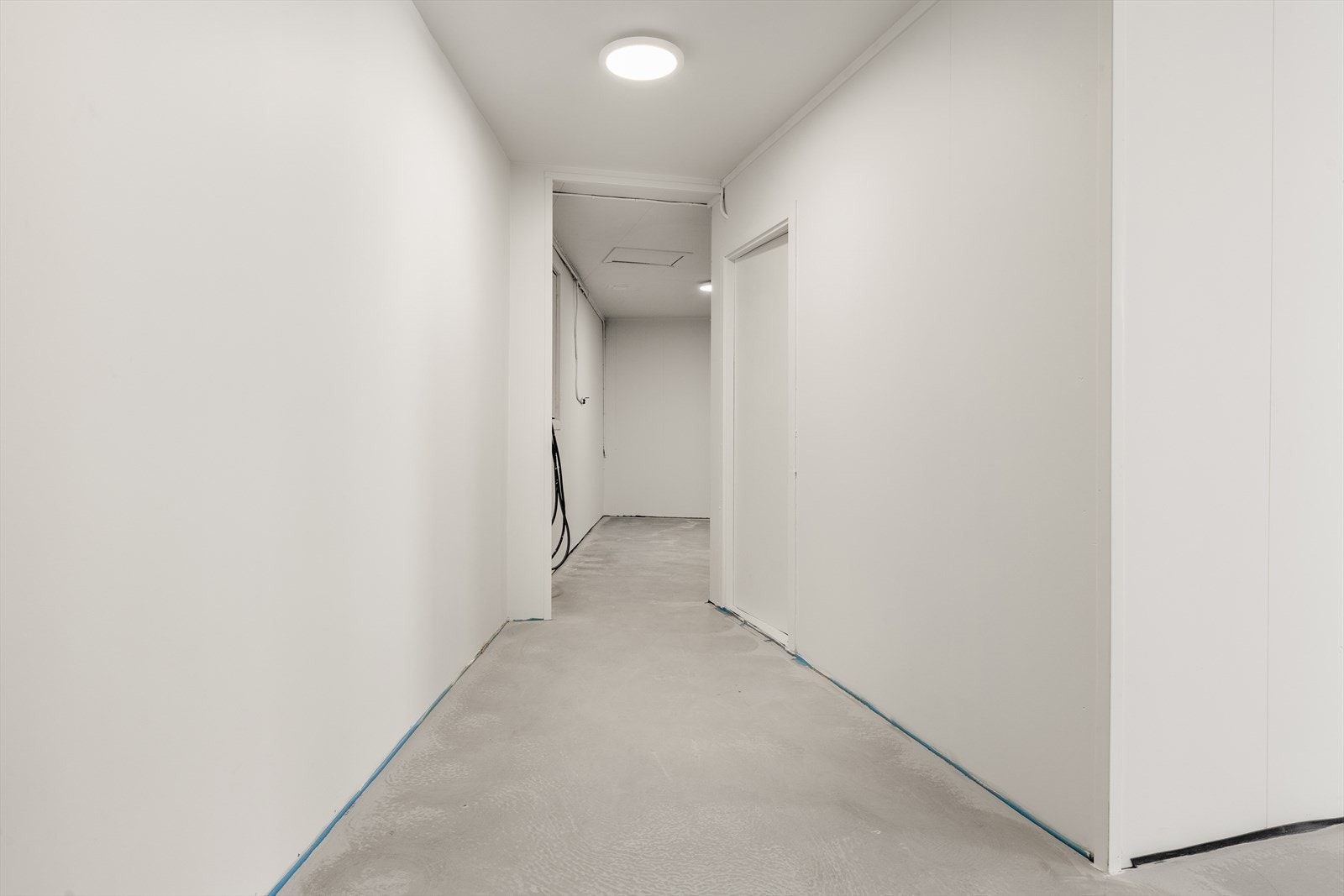 Det er tilstøtende lokaler til butikken med flere muligheter. Galleribilde