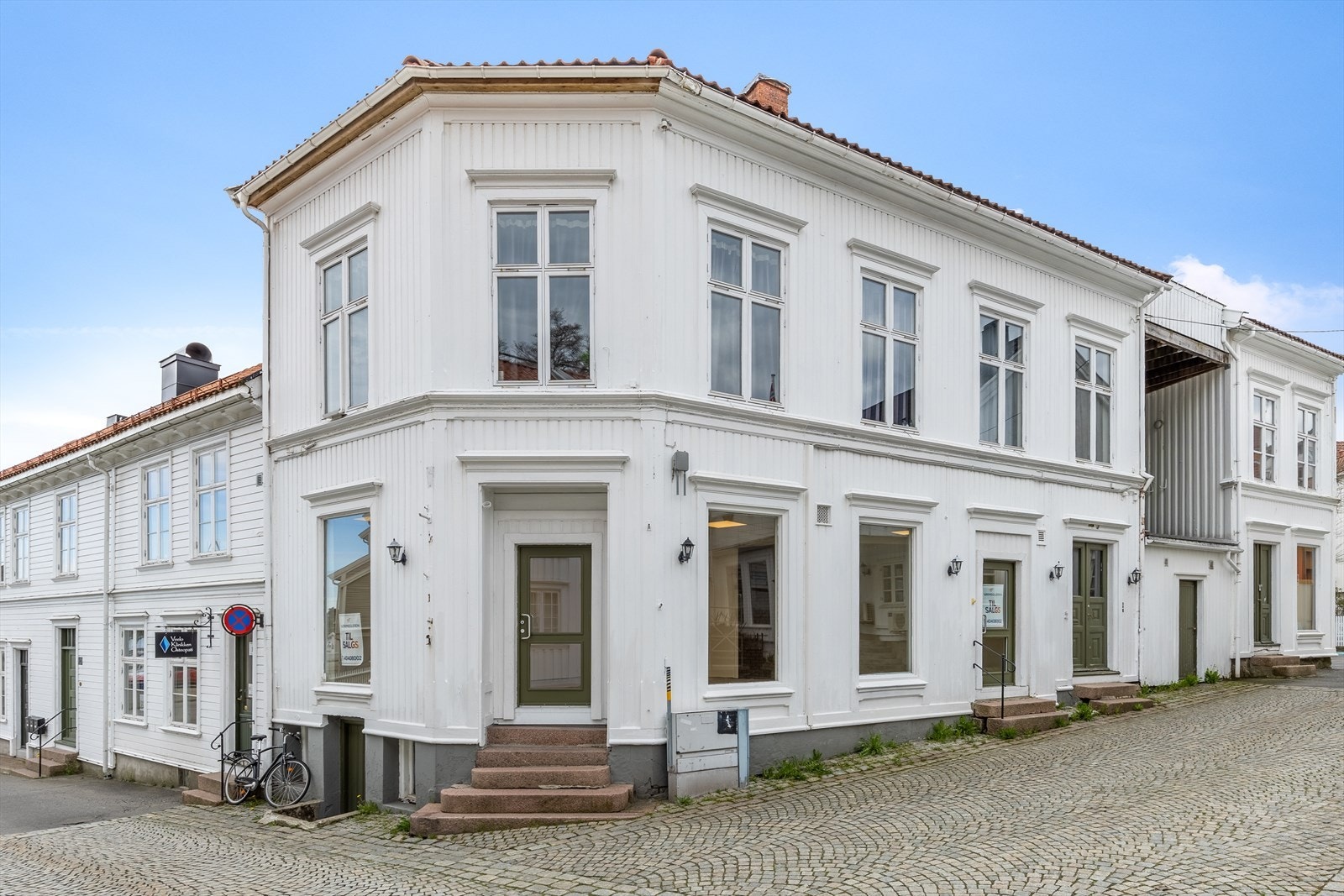 Sentralt beliggende i Grimstad sentrum. Galleribilde