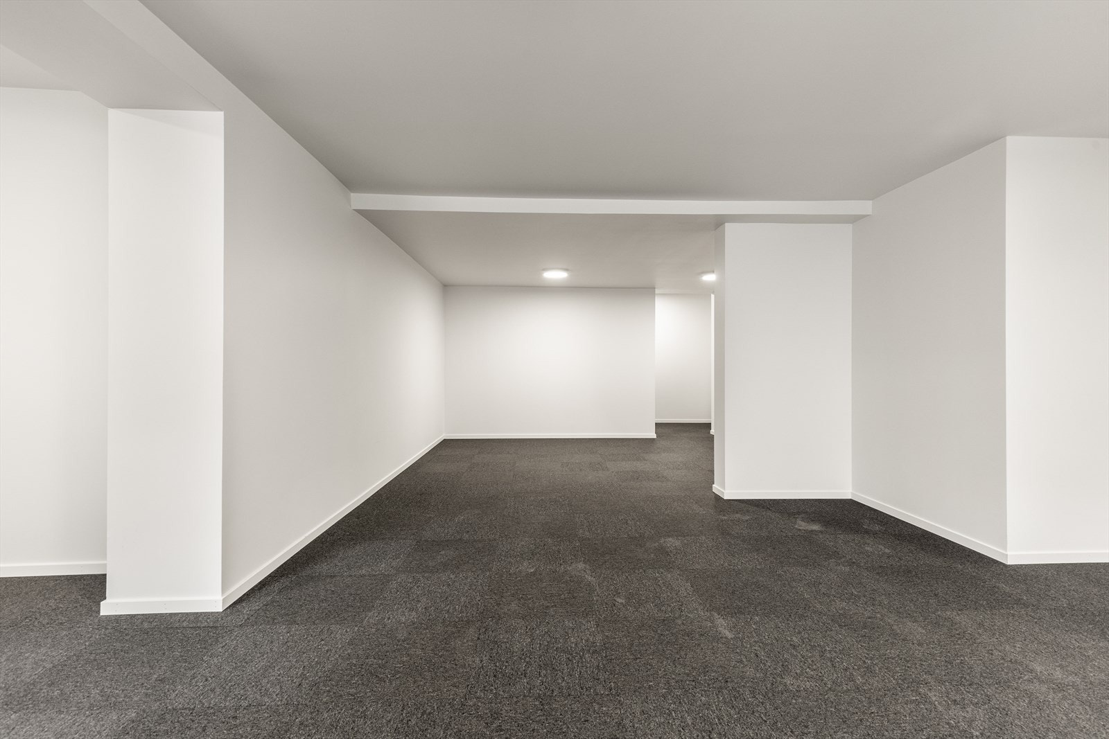 Det er tilstøtende lokaler til butikken med flere muligheter. Galleribilde