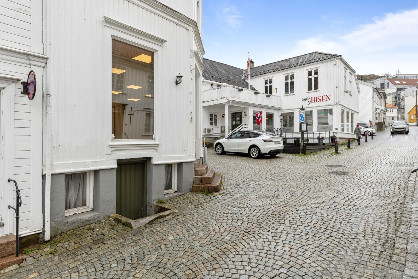 Sentralt beliggende i Grimstad sentrum. Galleribilde