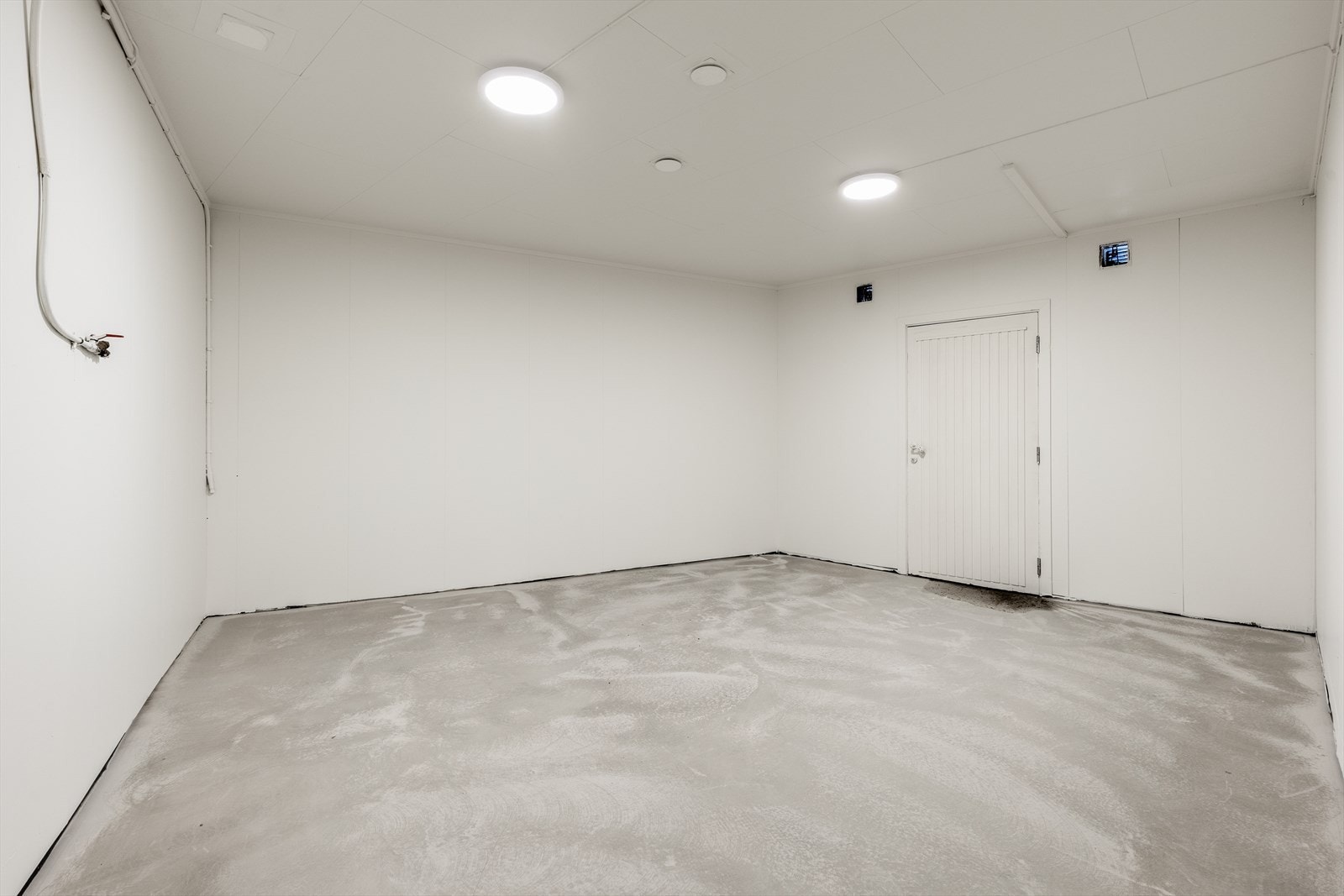 Det er tilstøtende lokaler til butikken med flere muligheter. Galleribilde