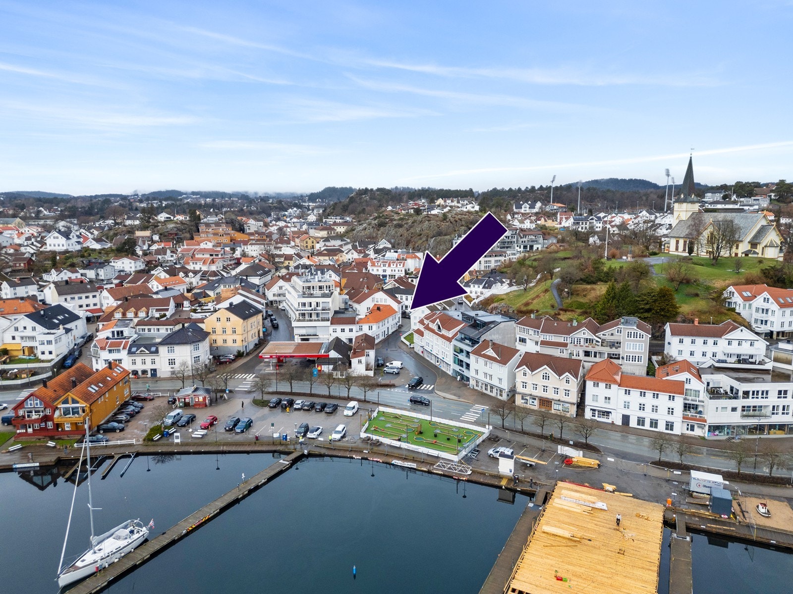 Meget sentral beliggenhet i Grimstad sentrum med alle typer butikker og serveringssteder i umiddelbar nærhet. Kort vei til den hyggelige havnen og sjøen. Galleribilde