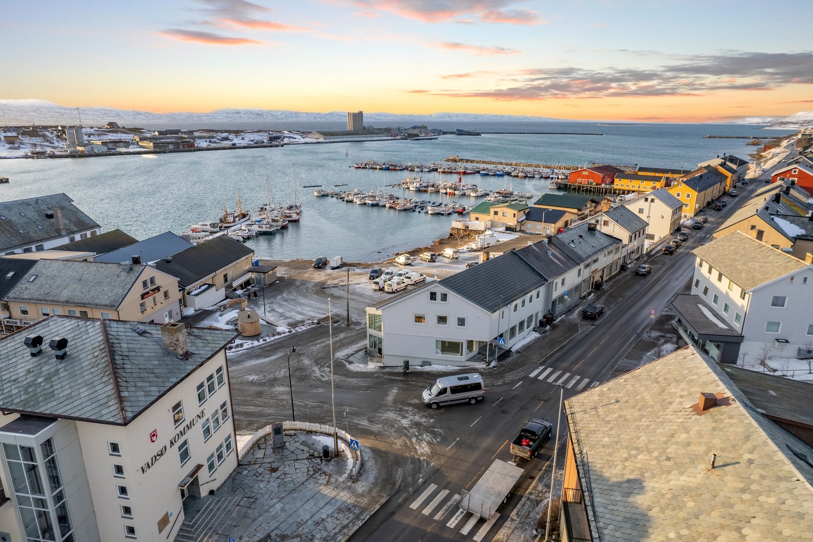 Meget god sentral beliggenhet likeved Kommune huset i Vadsø. Galleribilde