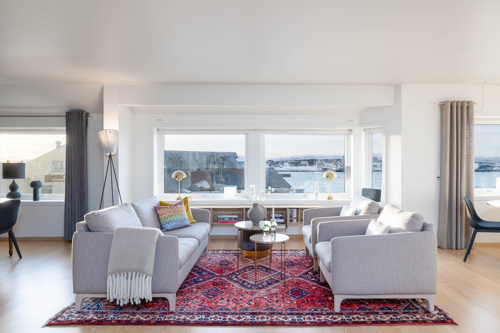 Sofagruppe med utmerket utsikt mot havna. Galleribilde