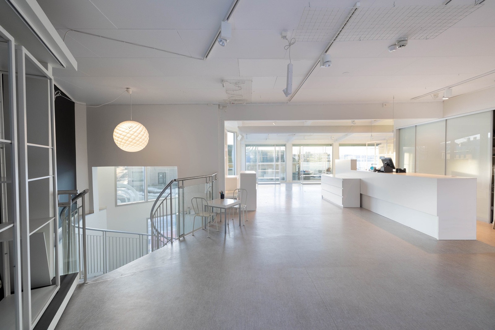 Lyst å fint innvending med rikelig naturlig lysinnspill som gir naturlig lys. Galleribilde