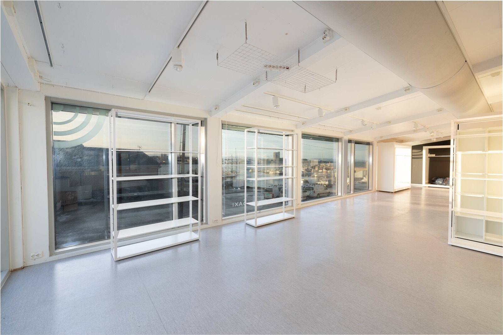 Næringslokalet med god lys innspill med lyse fronter. Galleribilde