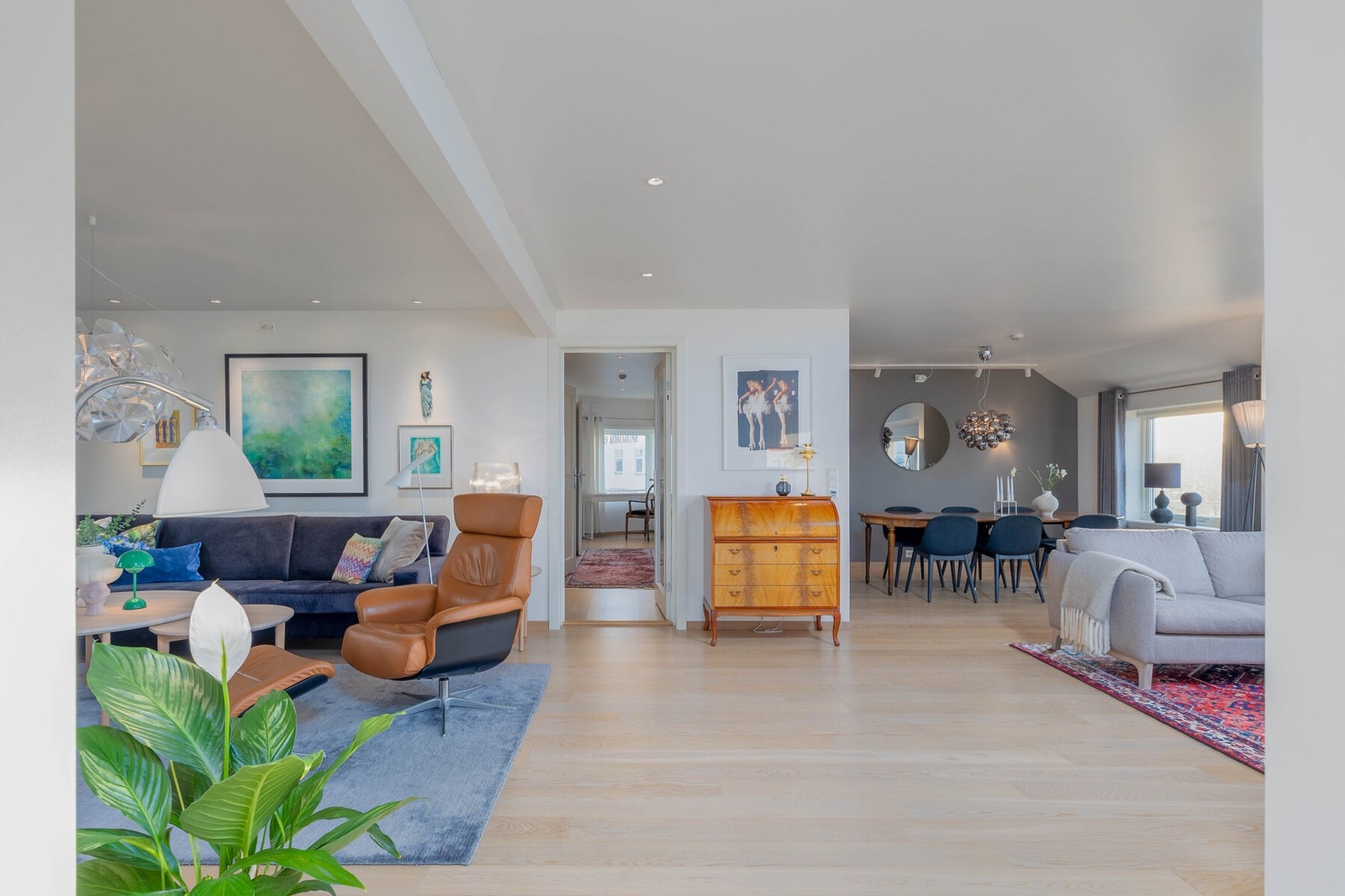 Innvendig leilighet. Høy standard med god løsning. Flott parkert og spotter i tak. Galleribilde