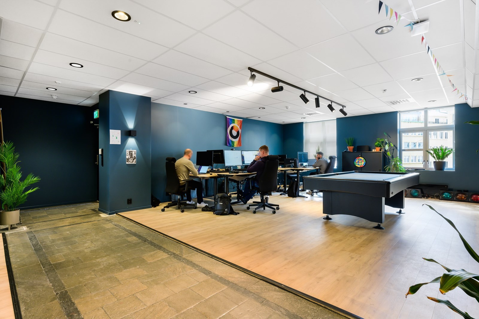 Lokalene er i dag innredet med et åpent landskap med 6 arbeidsstasjoner