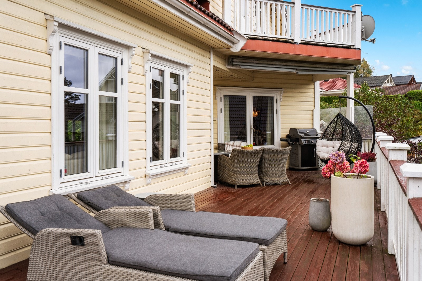 Nyt solrike dager på den romslige verandaen, på ca. 43 m². Galleribilde